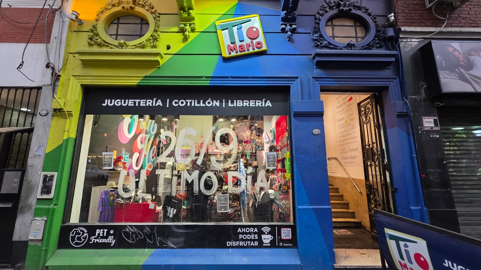 La juguetería está liquidando todos sus productos con descuentos y promociones de 2x1.