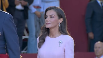 La reina Letizia vuelve a hacer suyo el 12 de octubre al recuperar un vestido rosa empolvado: lo enmarca con un histórico broche de las ’joyas de pasar’