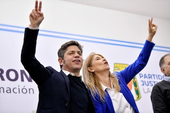 Dos personas, un hombre y una mujer, con los brazos levantados y dos dedos extendidos. Fondo blanco con textos parciales de "RON nación" y "PARTIDO JUSTI"