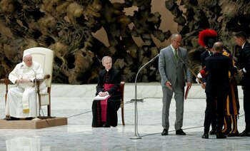 El guardia es ayudado a