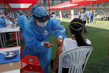 Vacunación al personal médico en Lima, Perú (Reuters)
