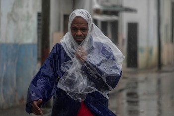 Un hombre camina entre el viento y la lluvia provocados por el huracán Rafael en La Habana, Cuba, el miércoles 6 de noviembre de 2024. (Foto AP/Ramón Espinosa)