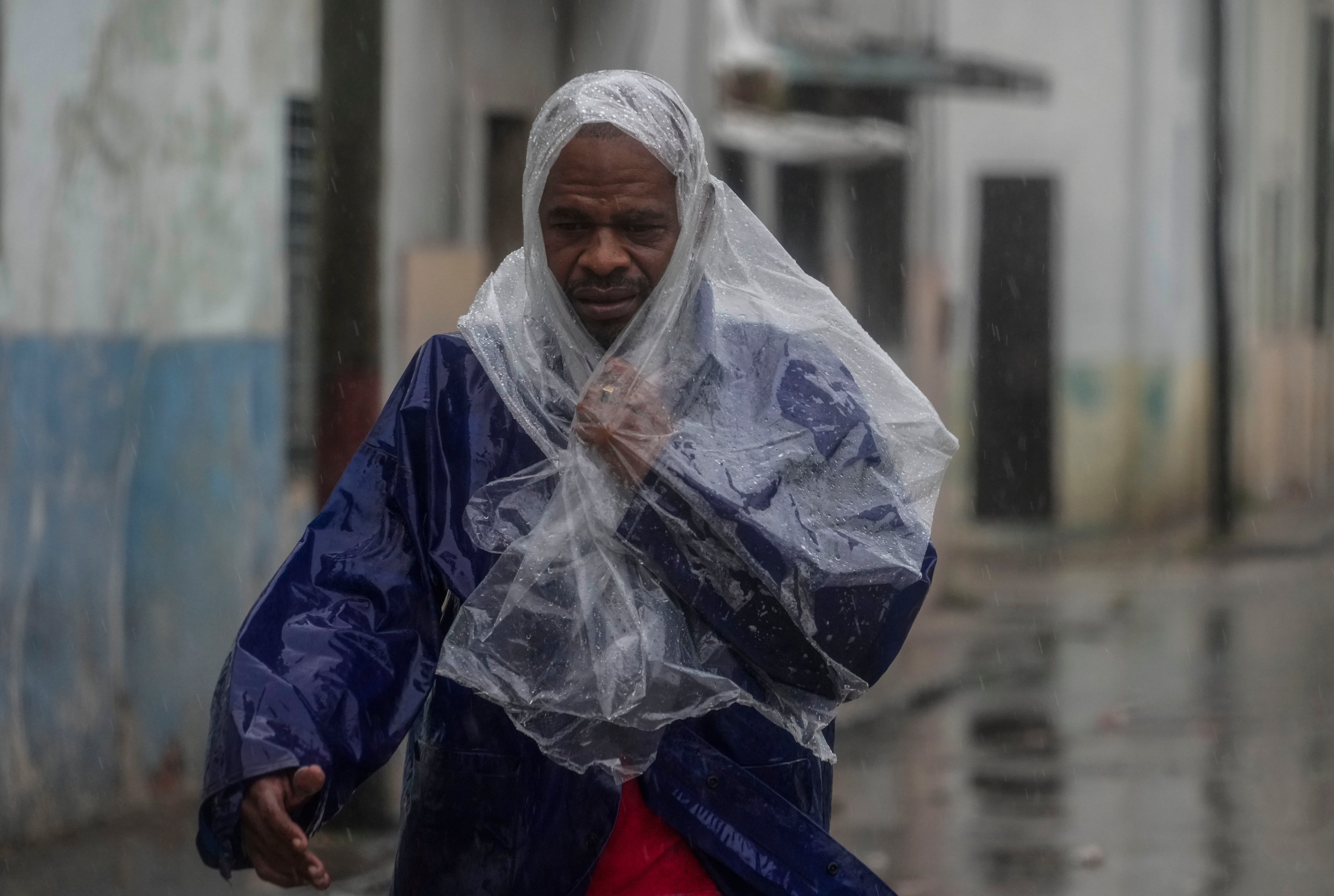 Un hombre camina entre el viento y la lluvia provocados por el huracán Rafael en La Habana, Cuba, el miércoles 6 de noviembre de 2024. (Foto AP/Ramón Espinosa)