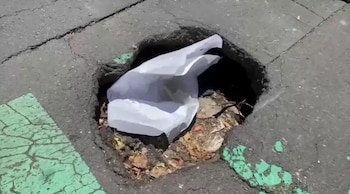 El enorme bache, el cual fue el causante del fuerte accidente. (X / Azteca Noticias)