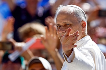 El papa León XIV saludando