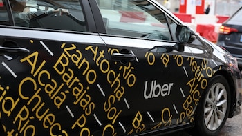 Madrid cambia las reglas para Uber, Cabify y Bolt: nuevas pegatinas antifalsificación, límites a la subida de precios en eventos y más coches adaptados
