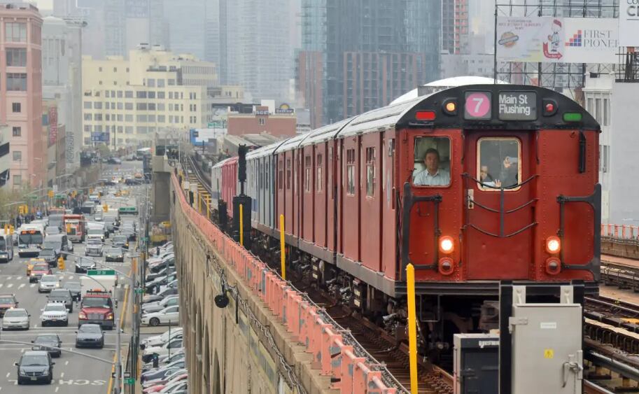Viajeros experimentan autenticidad histórica con detalles originales, como asientos de ratán y anuncios publicitarios antiguos, en los trenes Redbird y Lo-V (Museo del Transporte de Nueva York)