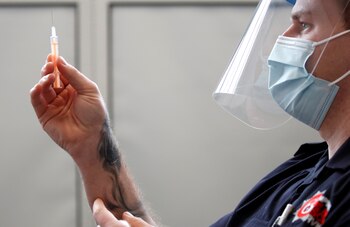 Un trabajador sanitario con una