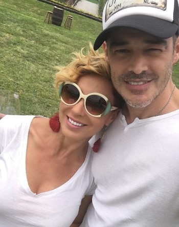 La pareja celebró en el