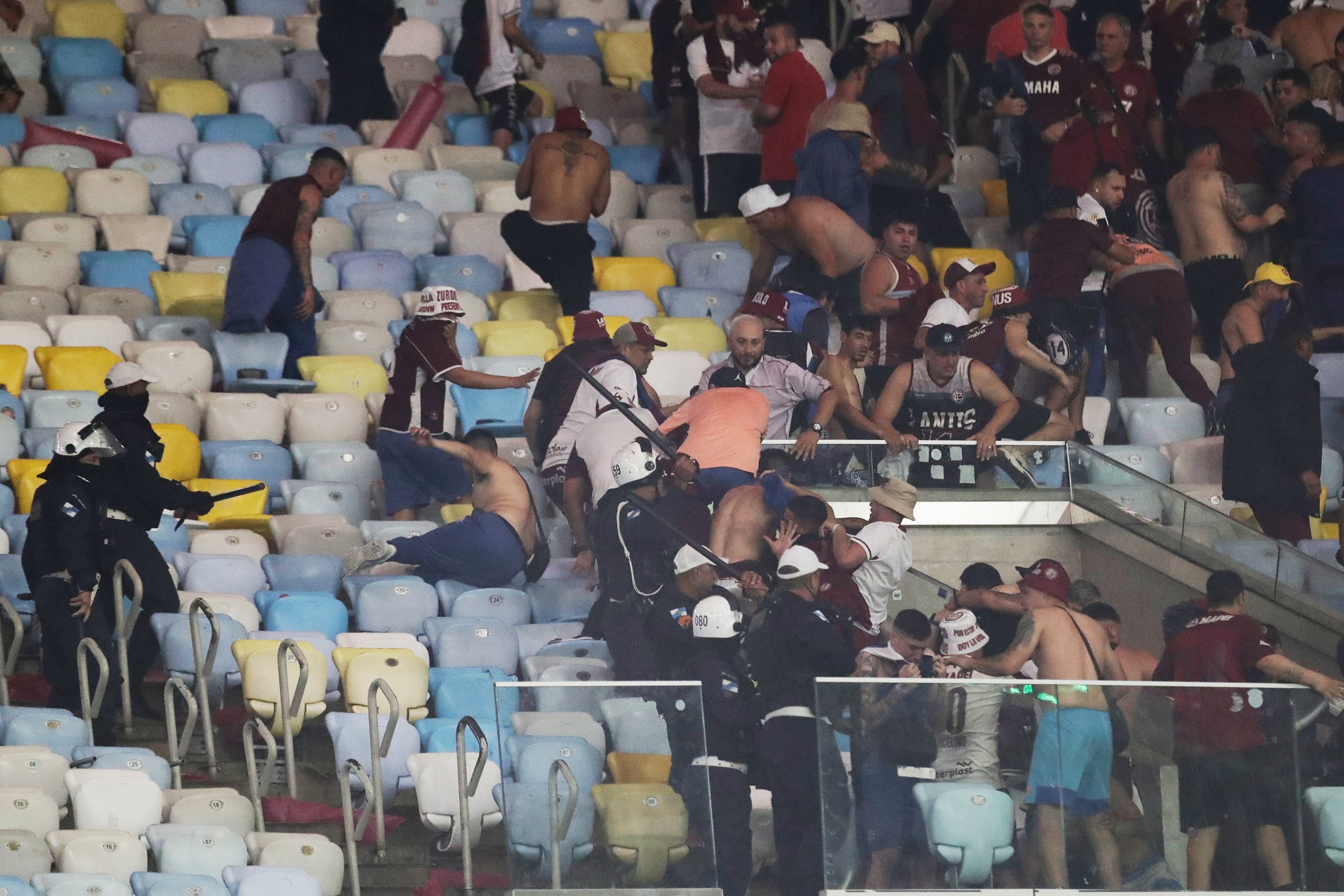 La policía se enfrenta a los seguidores de Lanús en el estadio Maracaná de Río de Janeiro (Foto AP/Bruna Prado)