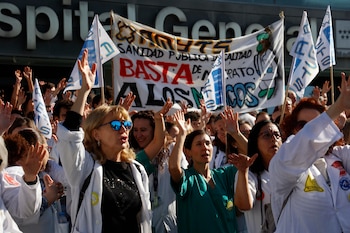 Los médicos se concentran este lunes, convocados por Amyts, ante el Hospital de La Paz de Madrid en la tercera semana de huelga contra la reforma del Estatuto Marco.