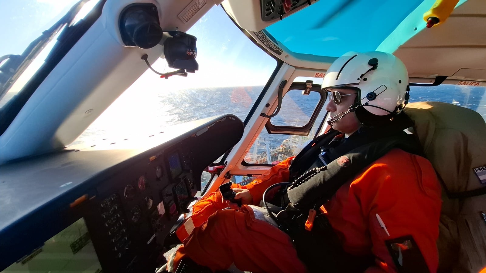 Un helicóptero de la Prefectura Naval Argentina con médico y nadadores de rescate se desplazó desde Comodoro Rivadavia hasta la ubicación del pesquero