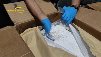 Un agente muestra el polvo