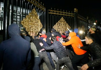 Protesters try to break into