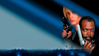 Geena Davis y Samuel Jackson sostienen armas de fuego sobre un fondo azul con dos helicópteros en la parte inferior
