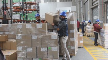 Personal del UNOPS recibe cargamentos