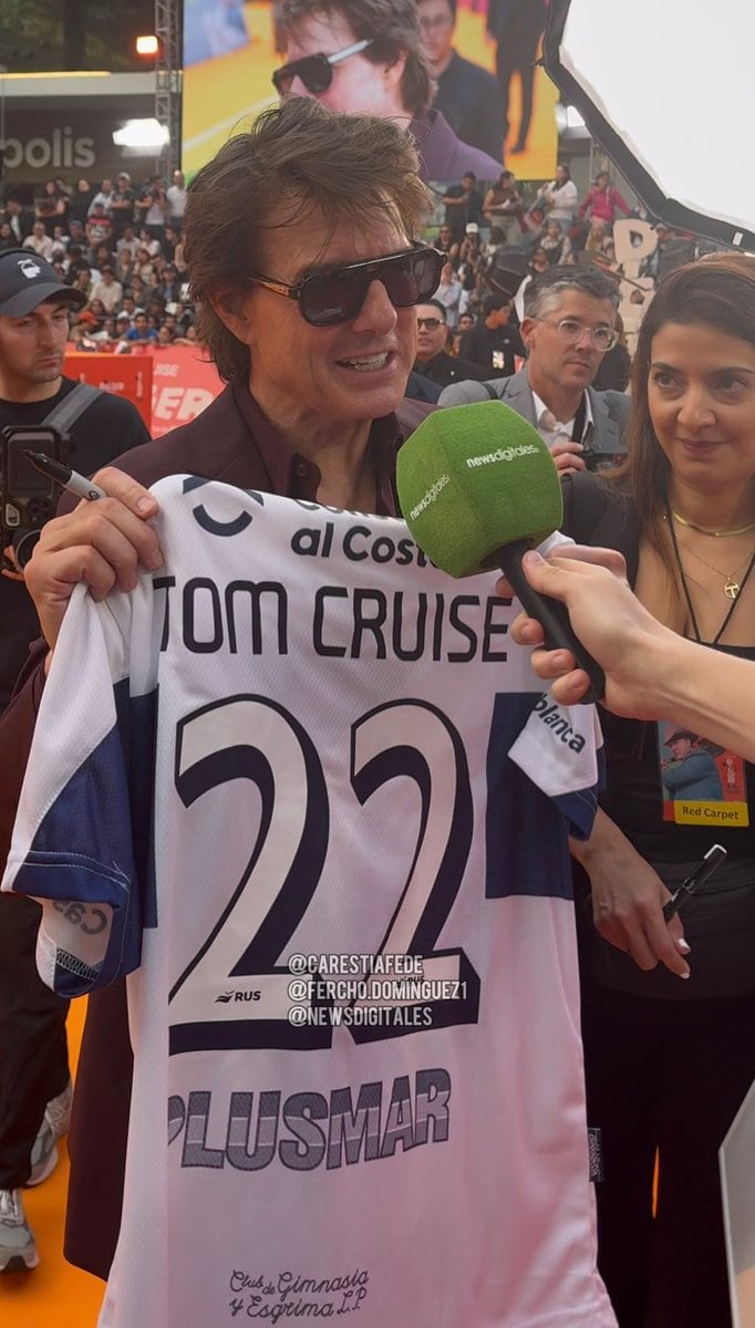Tom Cruise recibió la camiseta de Gimnasia de La Plata (@CarestiaFede)