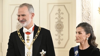 La reina Letizia deslumbra en la cena de gala en Finlandia rescatando las joyas de pasar y un impecable vestido negro con guiño a la reina Sofía