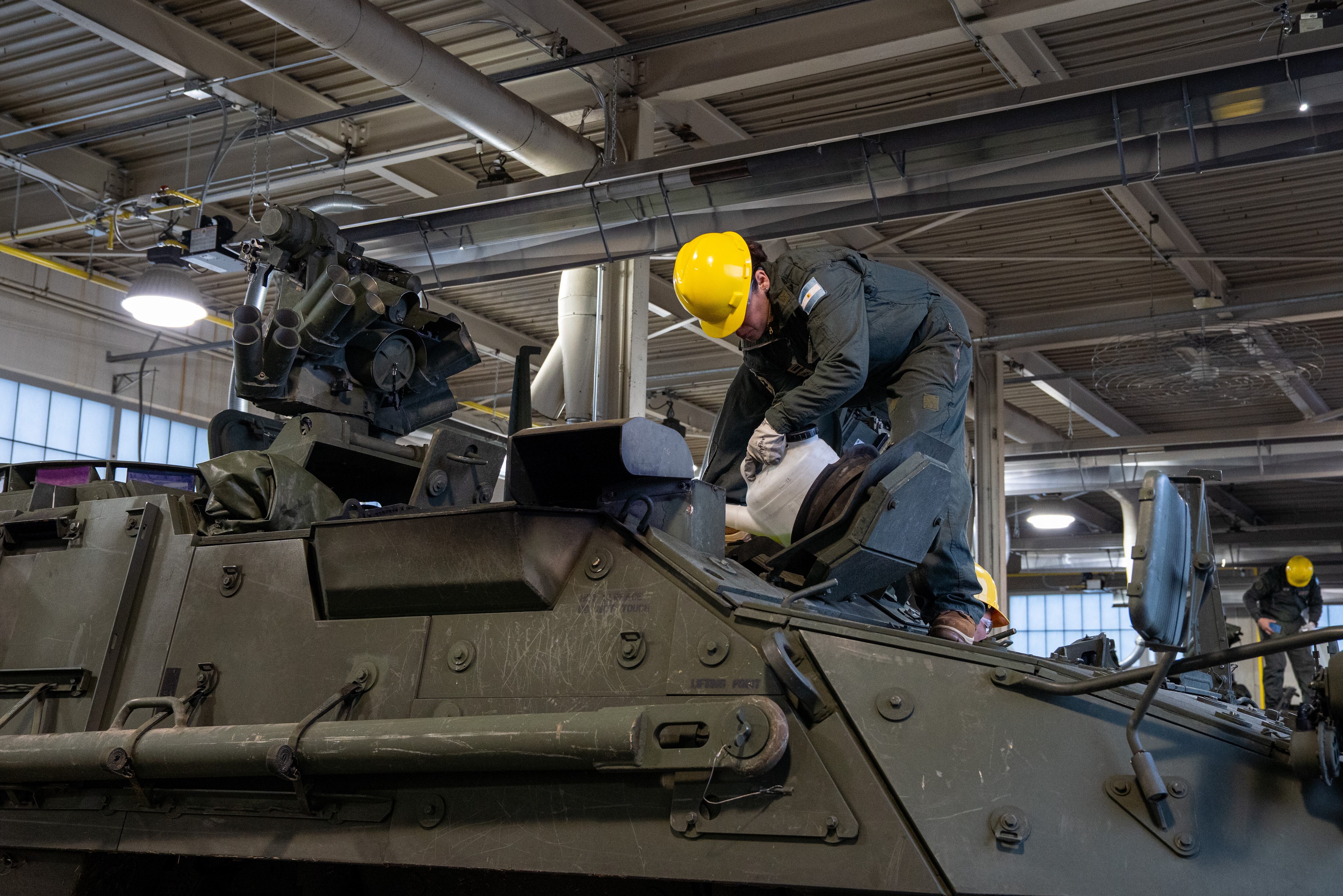 Militares argentinos familiarizándose con el blindado en los Estados Unidos