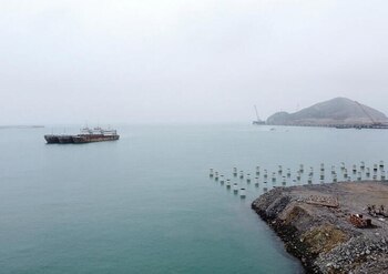 FOTO ARCHIVO. Barcos anclados cerca del sitio de construcción de un nuevo megapuerto chino, en Chancay, Perú, 22 de agosto 2023.REUTERS/Angela Ponce