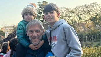 El exintegrante del seleccionado de vóley junto a sus hijos menores, Santino y Bautista (Foto/Archivo personal del entrevistado)