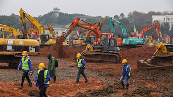 Los trabajadores caminan para dar