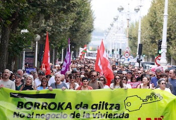 El Sindicato de Inquilinas se manifiesta en toda España y con LAB en Euskadi tras el rechazo en el Congreso de los Diputados de los dos decretos sobre vivienda. EFE/Juan Herrero