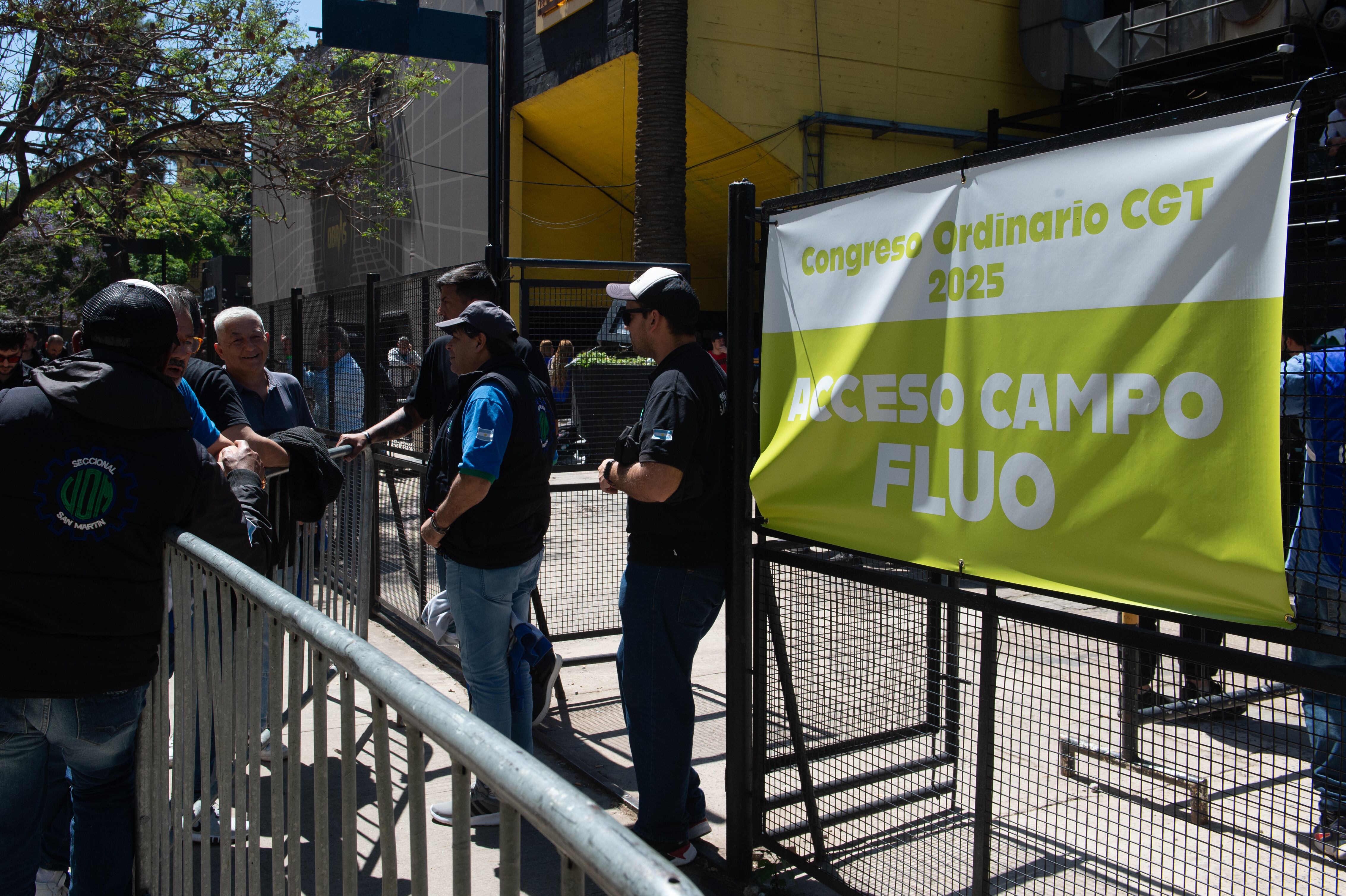 La entrada al estadio de Obras Sanitarias, donde se hizo el congreso de la CGT (Foto: Jaime Olivos)