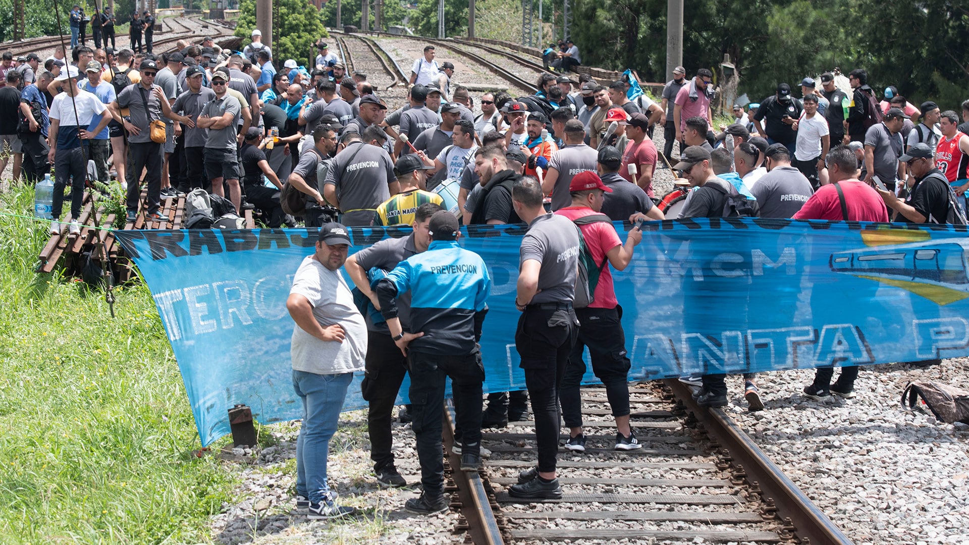 Un grupo de trabajadores corta las vías del Ferrocarril Roca en 2021