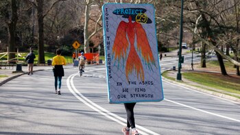 Junto a un dibujo de