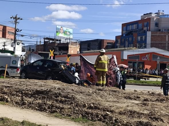 Un choque entre un tren y un vehículo particular ocurrió en el sector de la Glorieta del Hospital, en el municipio de Duitama, dejó como saldo la atención de las autoridades y tres personas afectadas, incluida una menor de edad - crédito Matinal Noticias Boyacá/Facebook