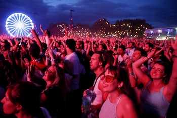 Sziget Festival en Budapest promueve la convivencia multicultural con cientos de conciertos, talleres y espectáculos circenses en una isla (REUTERS/Bernadett Szabo)