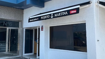 Fachada de Puerto Martina, Oleiros,