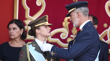 El desliz de la princesa Leonor en el 12 de octubre que ha acabado en un tierno momento con el rey Felipe: pierde el Toisón de Oro y su padre se lo recoloca