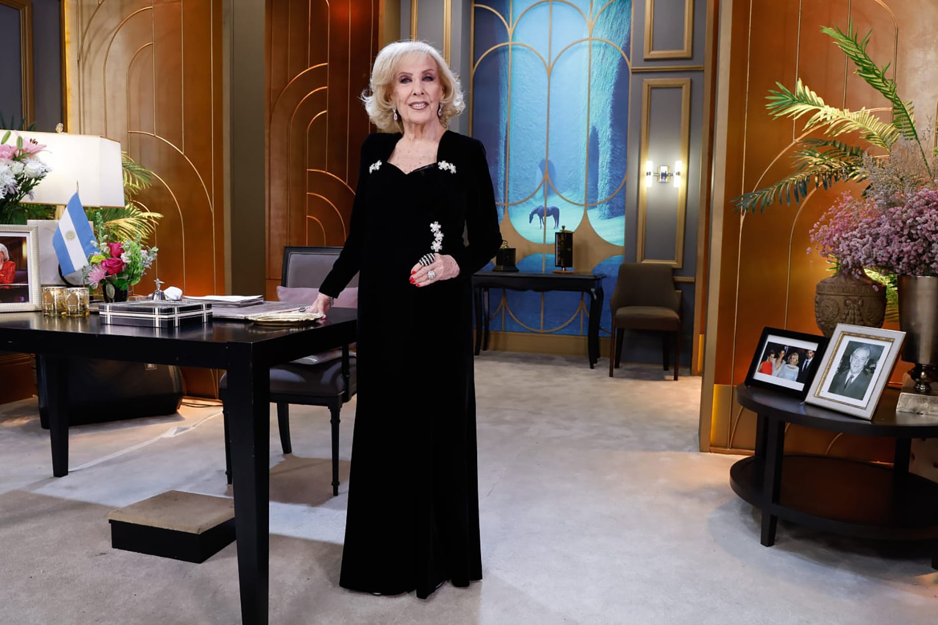 Mirtha eligió un vestido negro con broches brillantes (Prensa)