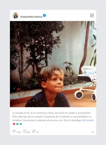 Captura de una publicación en red social con una fotografía de un niño en un patio y un texto de felicitación
