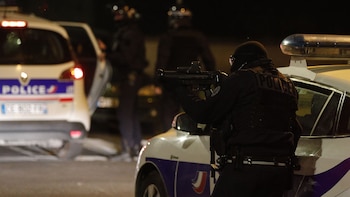 La policía dispara balas de