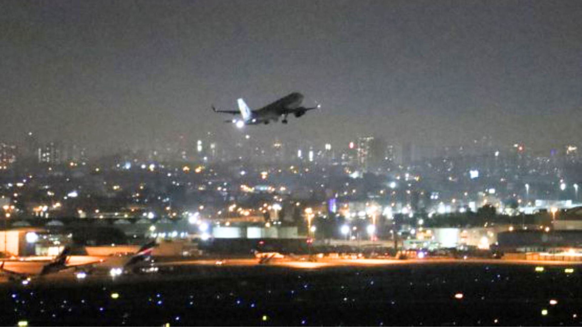 Más deficiencias en el Aeropuerto Jorge Chávez pasajeros retenidos por horas en avión debido a falta de buses - Andina