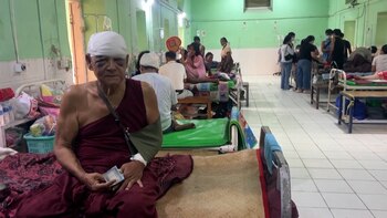 Un monje herido en un