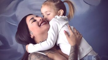Tamara Báez con su hija