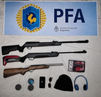 Logo y texto de la Policía Federal Argentina. Tres armas largas, dos negras y una de madera. Teléfono, balines, gafas, gorro, auriculares y caja borrosa