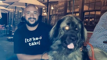 Un migrante con sus permisos