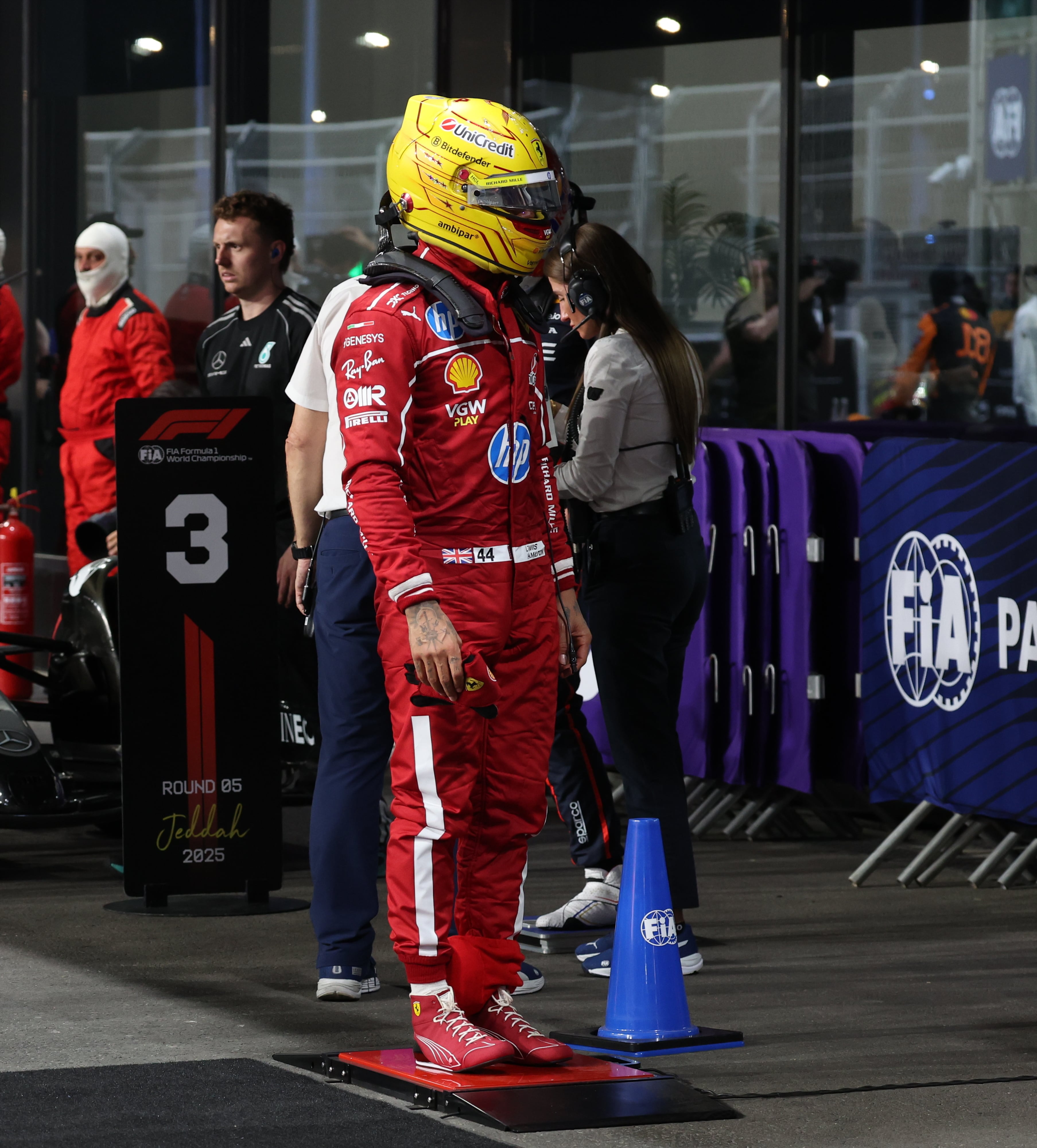 El piloto de Ferrari sometiéndose al control de peso (EFE/EPA/ALI HAIDER)