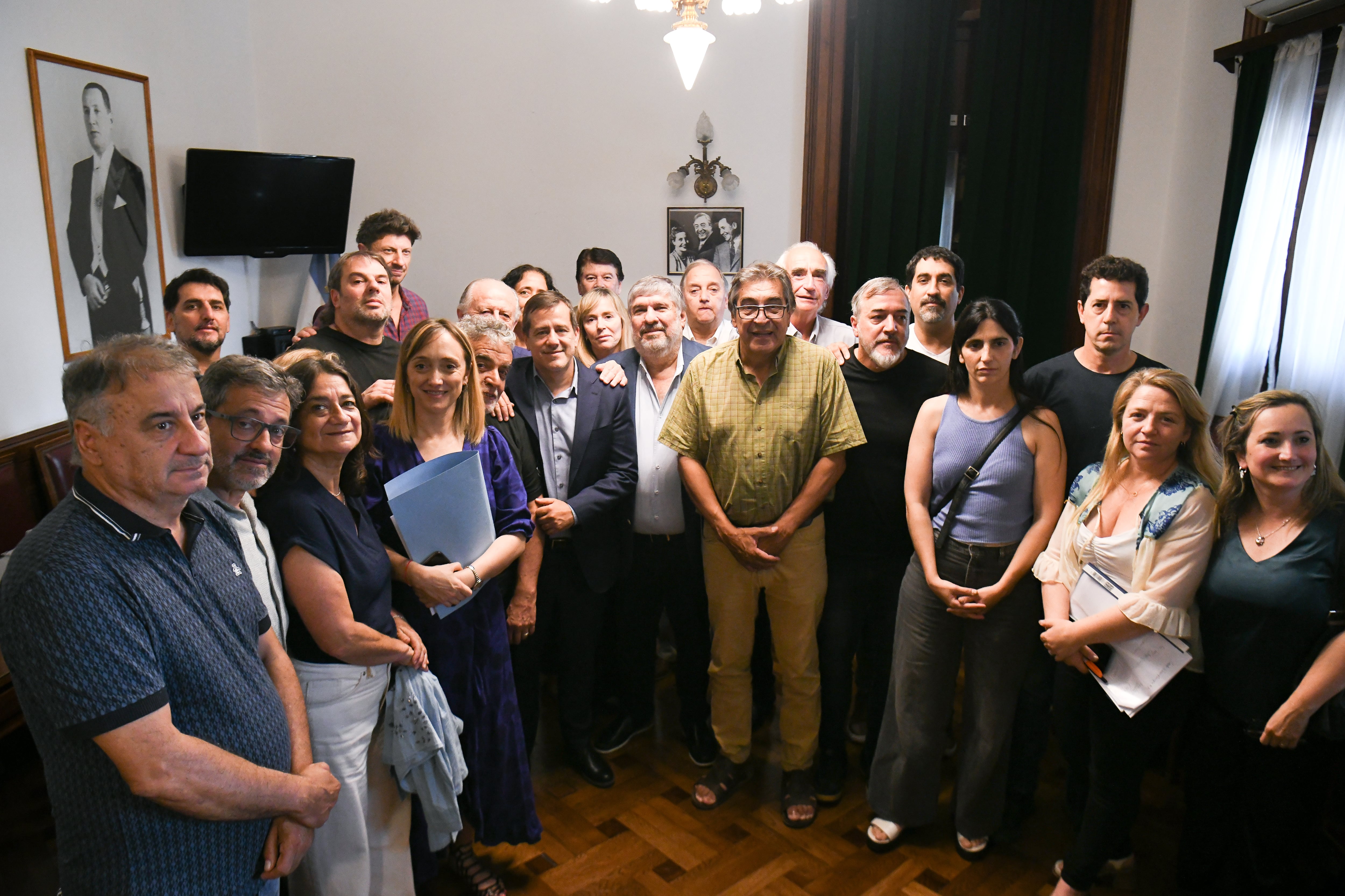 Los legisladores peronistas junto a los representantes de la CTA y ATE