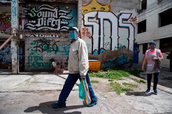 Ciudadanos ecuatorianos caminan por las