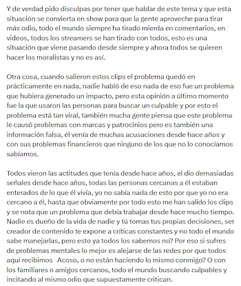 Tres párrafos de texto en color negro sobre fondo blanco redactados en español