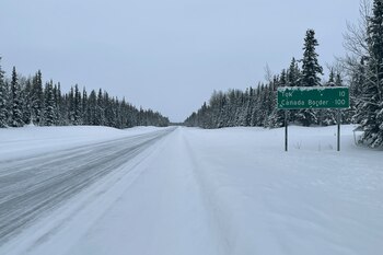 Un letrero muestra la distancia