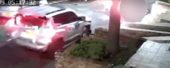 Otro conductor de una Toyota Prado siguió de largo tras ver a la mujer malherida y su mascota muerta, en el barrio Villa Hermosa de Medellín - crédito Antioquia Conecta/Facebook