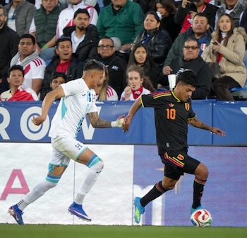 Joao Grimaldo fue una pesadilla para el lateral hondureño, Christopher Meléndez, en el amistoso con Perú en España. - créditos: FPF