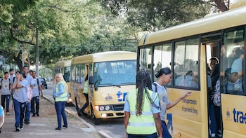 Distribuyen 29 autobuses escolares para cubrir el transporte antes del ciclo 2026-2027 en República Dominicana